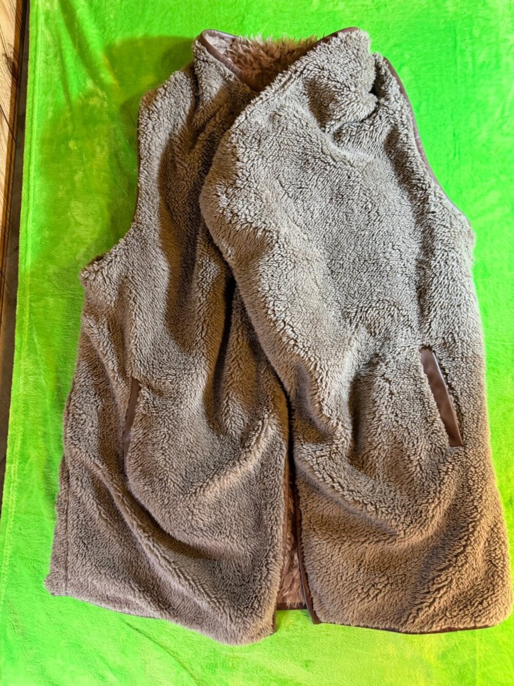 Rosette Sherpa Fleece Sleeveless Vest with Pockets